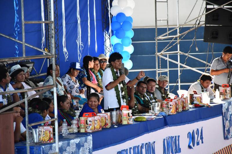 Evo Morales (Bildmitte, stehend) während seiner Rede bei den Sechs Föderationen