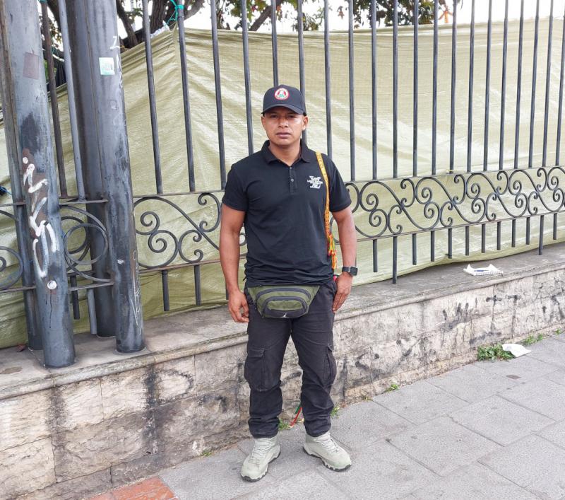 Ivan gehört zur Guardía Indígena. In seiner Heimatstadt Mocoa gebe es immer mehr Raubüberfälle. Deshalb protestiert der Busfahrer jetzt in Bogotá