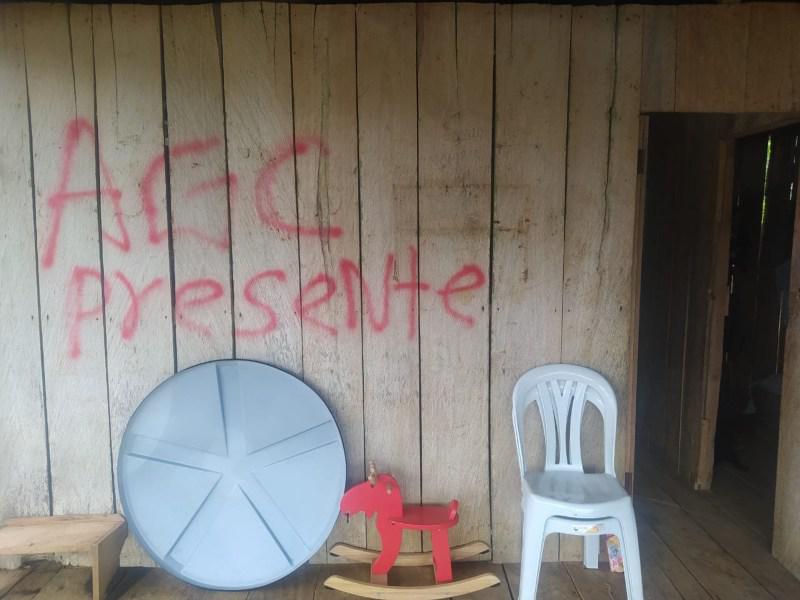 Autodefensas Gaitanistas de Colombia "markieren" ihre Präsenz in Cáceres, Antioquia