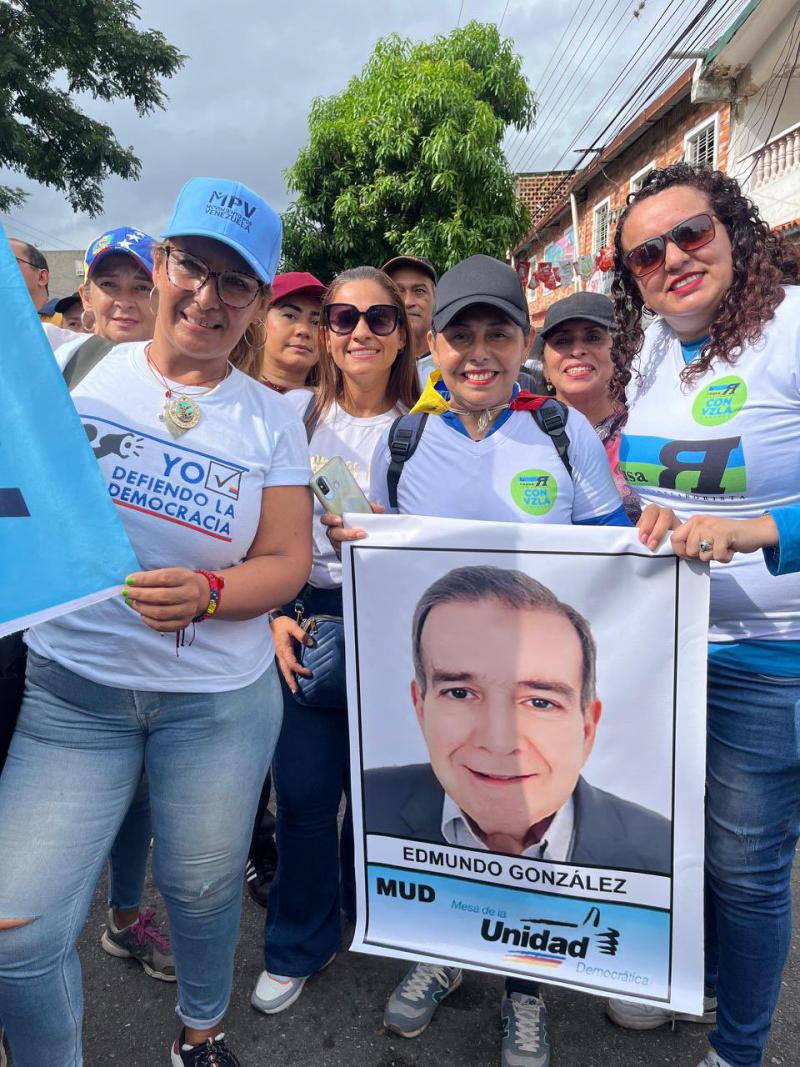 Anhängerinnen von González beim Wahlkampfauftakt