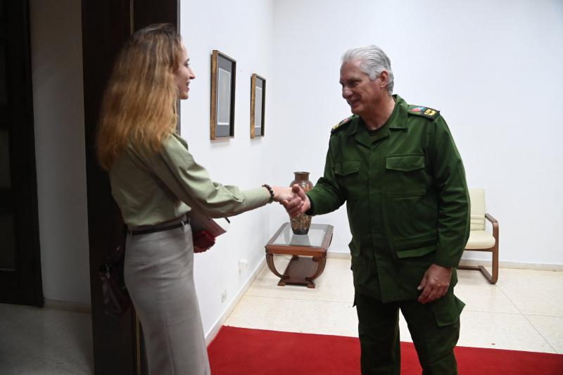 UN-Sonderberichterstatterin Alena Douhan bei ihrem Besuch in Kubas mit Präsident Miguel Díaz-Canel