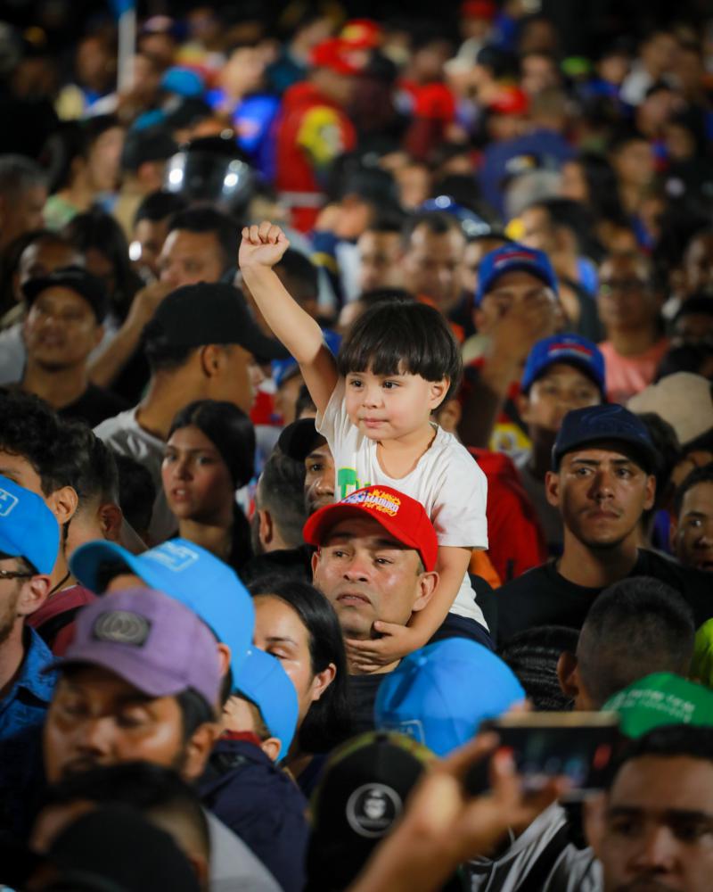 Anhänger der Regierung bei einer Kundgebung in Caracas nach Bekanntgabe der Wahlergebnisse