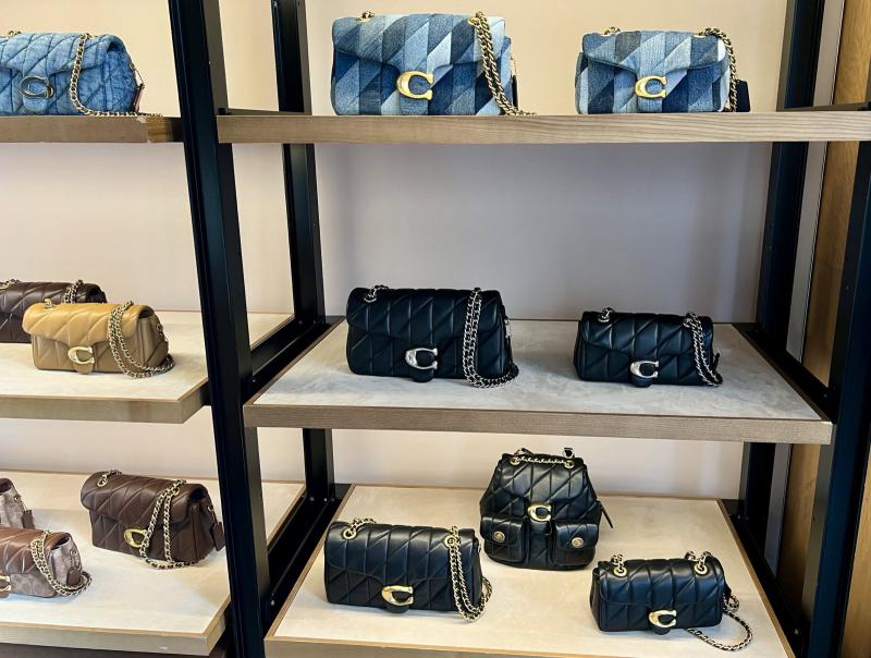 Luxusgüter, wie diese Handtaschen in London, werden laut NGO aus Leder aus illegaler Rinderzucht hergestellt