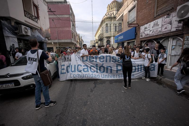 Die dritte "Marcha Federal", organisiert von Gewerkschaften, Menschenrechtsgruppen sowie Vereinigungen von Studierenden und Dozent:innen, brachte erneut Zehntausende auf die Straße