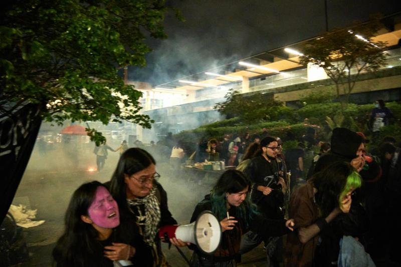Proteste gegen die Aufrüstung haben es weltweit schwer, auch in Lateinamerika. Protetse gegen die ExpoDefensa wurden mit Tränengas und Einsatz der Polizei verhindert