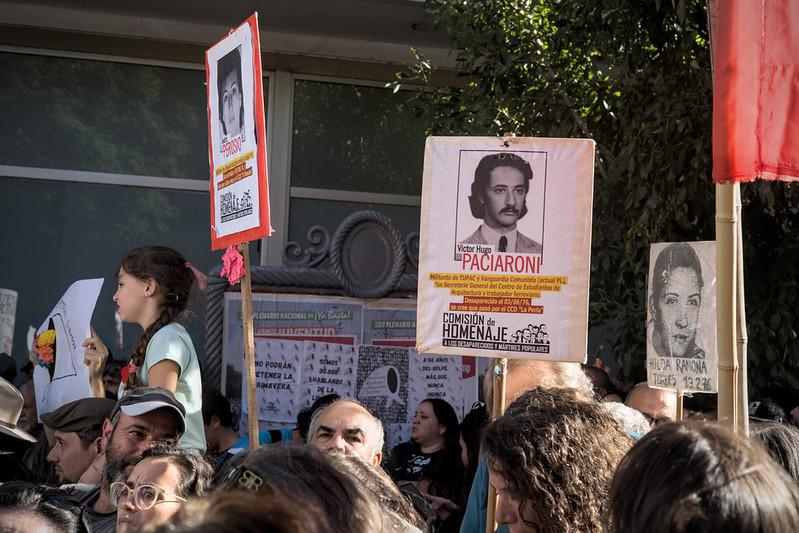 Teilnehmende des Marsches in Córdoba halten Schilder mit den Fotos und Name der gewaltsam Verschwundenen hoch