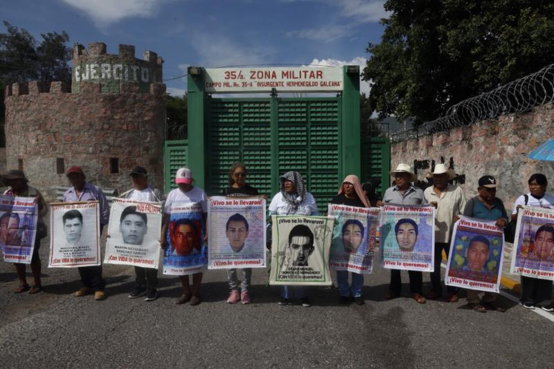 Eltern der 43 Lehramtsstudenten protestieren vor dem Militärkazerne in Guerrero, Mexiko