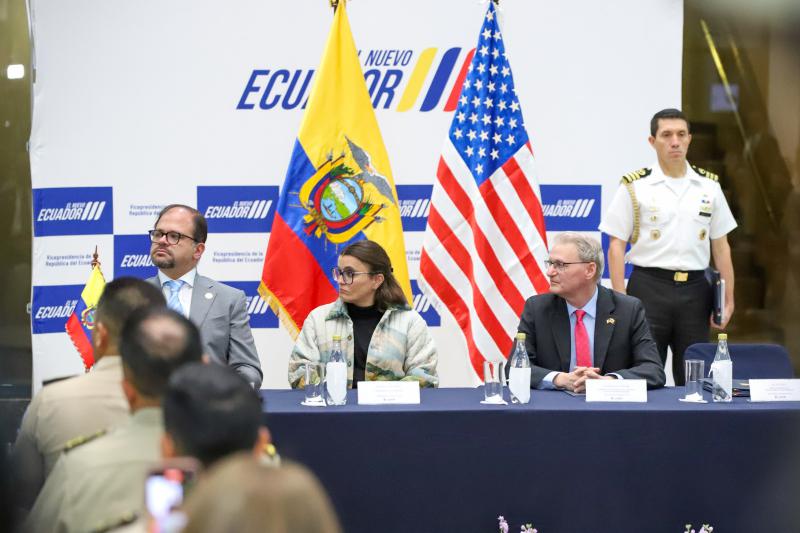 Vizepräsidentin Pinto (Bildmitte) bei der formellen Installierung des FBI Büros in Ecuador