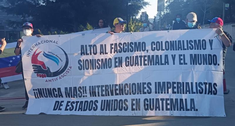 "Stoppt Faschismus, Kolonialismus und Zionismus in Guatemala und der Welt. Nieder wieder US-Interventionen in Guatemala!" fordern diese Demonstranten vor der US-Botschaft in Guatemala-Stadt.