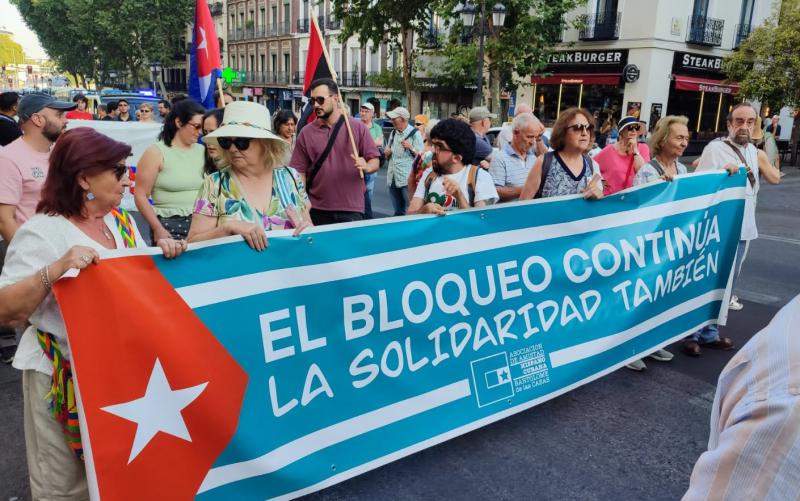 "Die Blockade geht weiter, die Solidarität auch": Kuba-Demonstration in Spanien am 26. Juli