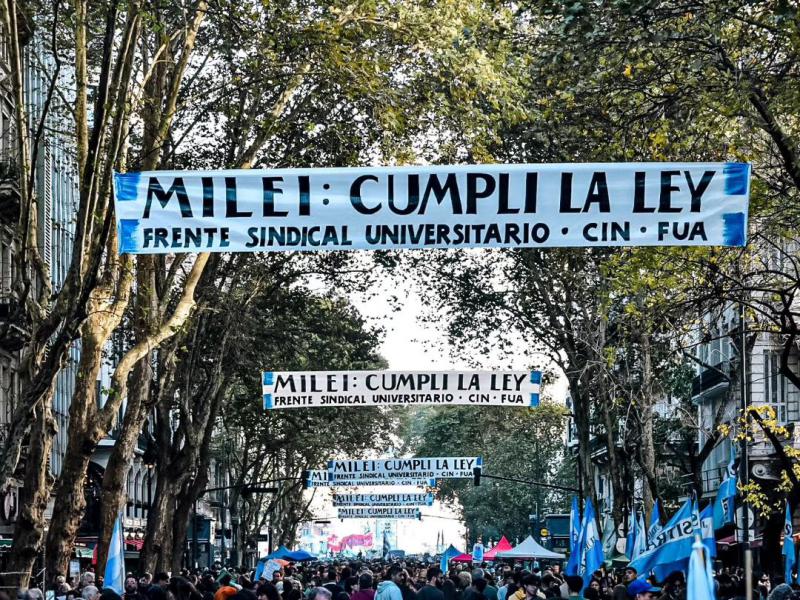 "Milei, erfülle das Gesetz!", eine der zentralen Forderungen der Demonstrationen