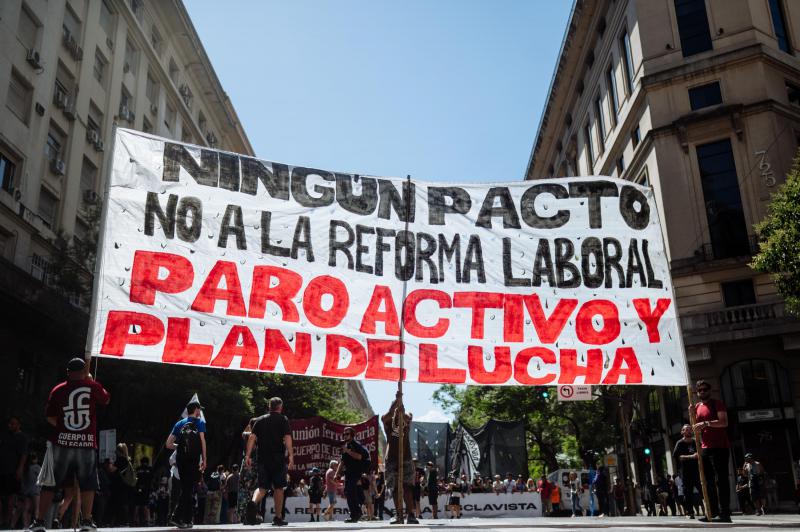 Die Löhne in Argentinien sind um 25 Prozent niedriger als vor zehn Jahren. Transparent: Kein Pakt. Nein zur Arbeitsmarktreform. Aktiver Streik und Kampfplan