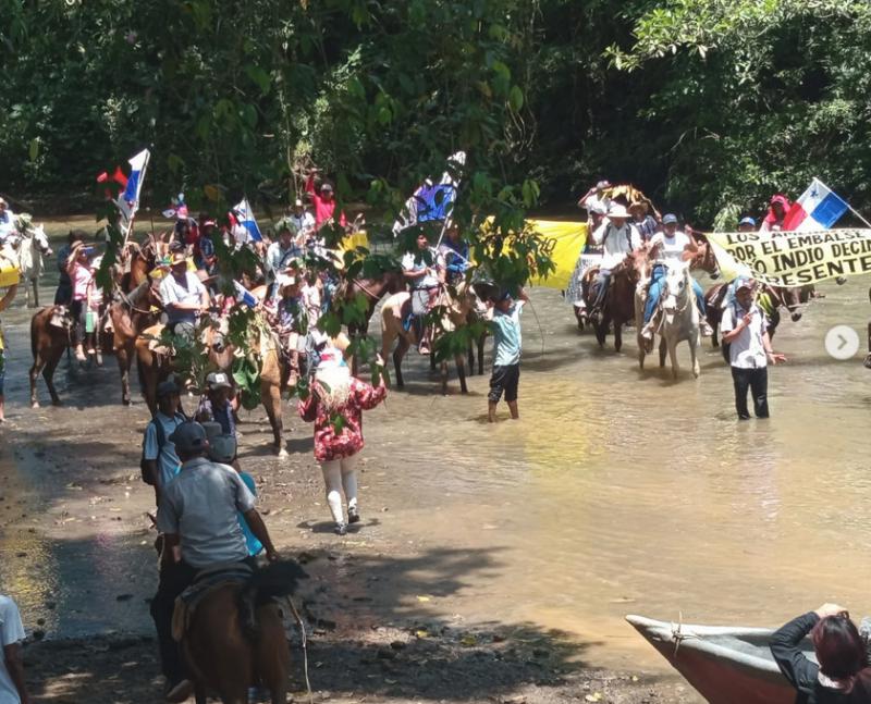 Die vom Stausee-Projekt betroffenen Gemeinden protestieren am Fluss Río Indio in Panama
