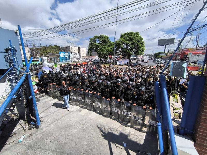 Am Donnerstagmorgen (Ortszeit) rückte ein massives Polizeiaufgebot vor den zentralen Campus der USAC in Guatemala-Stadt vor