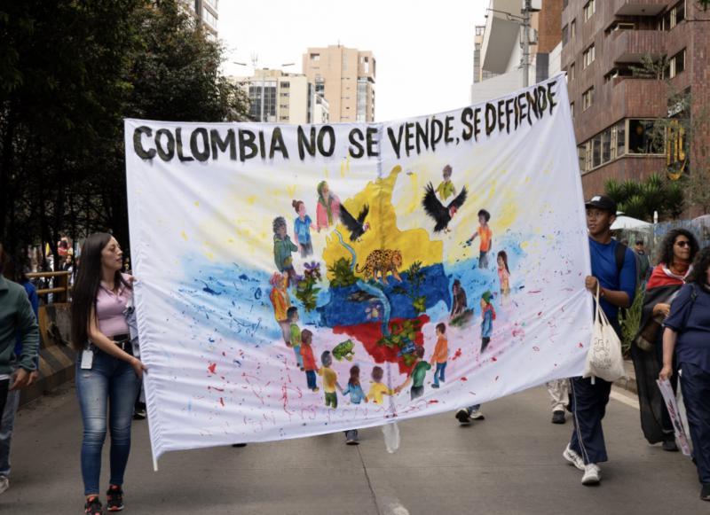 Demonstrierende tragen in Bogotá ein großes Banner mit der Aufschrift „Kolumbien ist nicht käuflich, Kolumbien wird verteidigt“