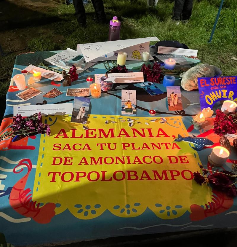 Eine Opfergabe vor der deutschen Botschaft in Mexiko ist Teil des Protests der indigenen Bevölkerung gegen das Chemiewerk