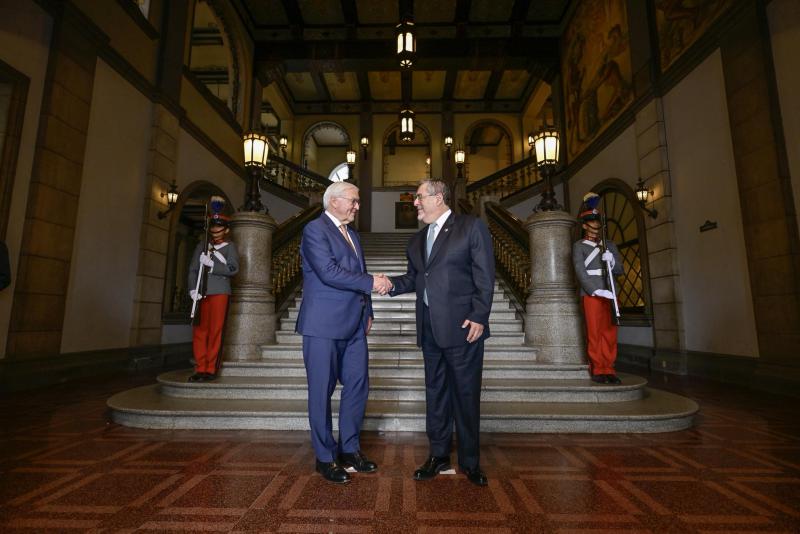 Wollen die bilaterale Zusammenarbeit und wirtschaftliche Kooperation ausbauen: Steinmeier (links im Bild) und Arévalo