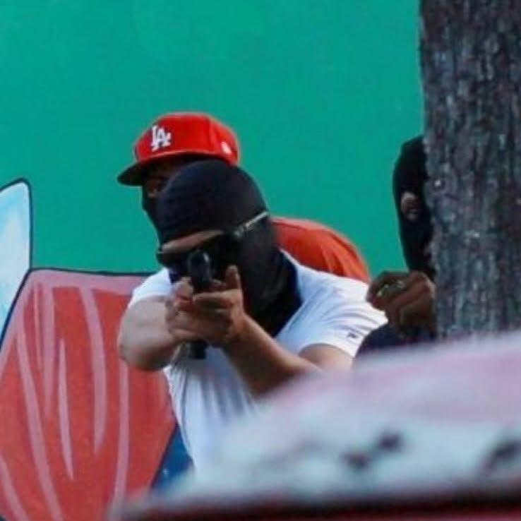 Ein mutmaßlicher Unterstützer von Mazariegos mit Schusswaffe vor der Universität