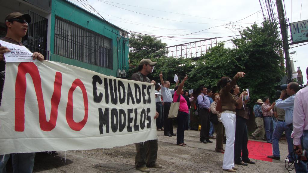 Proteste gegen die geplanten Modellstädte