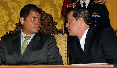 Ecuadors Außenminister Ricardo Patiño (re.) mit Präsident Correa bei Amtsantritt