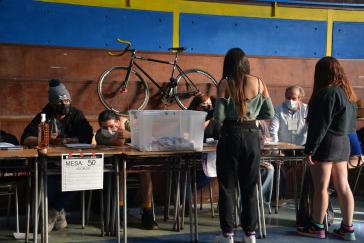 Chile beim Wählen - trotz Fahrrad und Jugend wurde auch an dieser Wahlurne die neue Verfassung abgelehnt