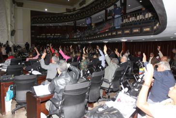 Abgeordnete bei der Abstimmung in der Nationalversammlung
