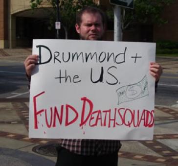 Demonstrant in den USA mit Plakat gegen Drummond