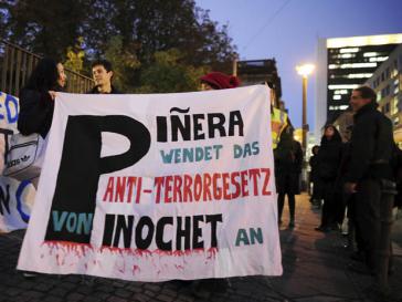 Demonstranten in Berlin weisen auf das Anti-Terror-Gesetz hin
