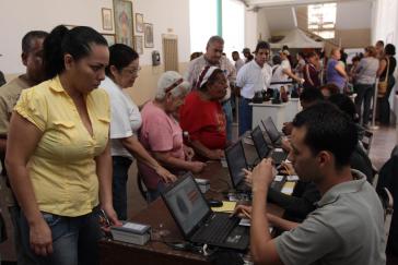 Venezolanerinnen bei der Aktualisierung ihrer Daten des Wahlregisters