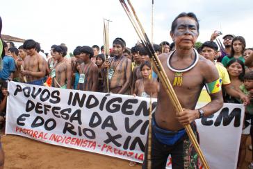 Indigener Protest gegen Megastaudamm Belo Monte am Xingu-Fluss in Amazonien