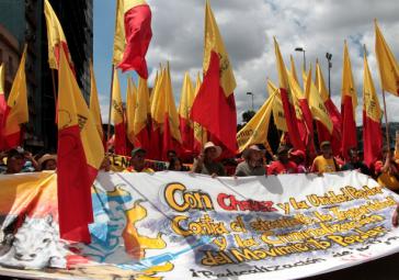 Szene auf der Demonstration mit Transparent: "Chávez und Einheit des Volkes".