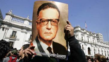 Anhänger von Salvador Allende mit Portrait des Politikers
