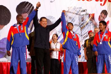 Präsident Hugo Chávez mit Studierenden