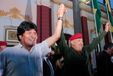 Evo Morales und Hugo Chávez vor dem Präsidentenpalast Miraflores in Caracas