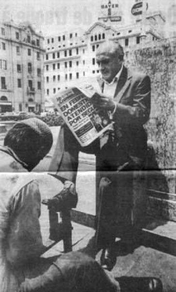 Klaus Barbie lässt sich in Lima die Schuhe putzen und liest dabei Zeitung