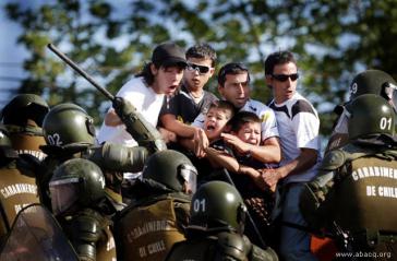 Chilenische Polizisten prügeln auf Protestierer ein