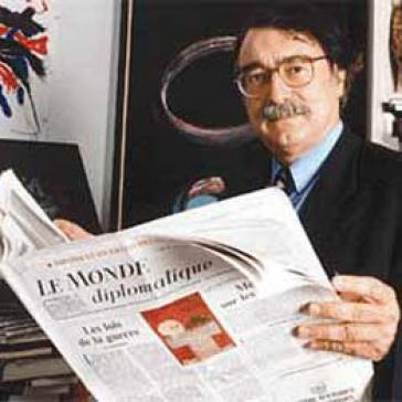 Kolumnist Ignacio Ramonet mit der Le Monde Diplomatique