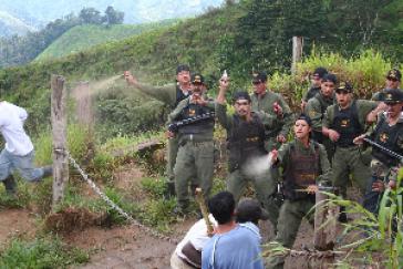 Paramilitärs beim versuchten Eindringen in Dörfer im Intag