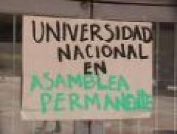 Plakat am Unizaun: "Nationale Universität in permanenter Versammlung"