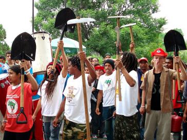 Angehörige der brasilianischen Landlosenbewegung protestieren (Archivbild)