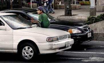 Ein Junge putzt in Mexiko-Stadt die Scheiben von Autos