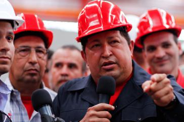 Präsident Hugo Chávez bei der Besichtigung einer Traktorfabrik am Dienstag