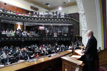 Minister Jorge Giordiani stellt vor der Nationalversammlung den Haushaltsentwurf der Regierung für 2013 vor