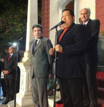 Carlos Álvarez, Chef der Unasur-Delegation, mit Präsident Hugo Chávez