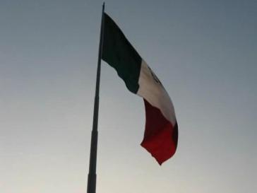 Fahne Mexikos am zentralen Zócalo-Platz von Mexiko-Stadt