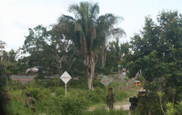 Soldaten der kolumbianischen Streitkräfte beschützen das Erdölfeld Cari-Care in