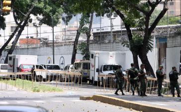 Einheiten der Nationalgarde vor dem Gefängnis "La Planta" in Caracas