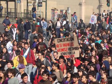 "Concertación. Stellt euch nicht blöd. Ihr habt auch die Bildung verkauft" – Parole gegen das Mitte-Rechts-Bündnis bei den Schüler- und Studierendenprotesten im Juni 2011
