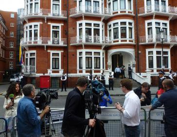 Pressevertreter vor der Botschaft Ecuadors in London