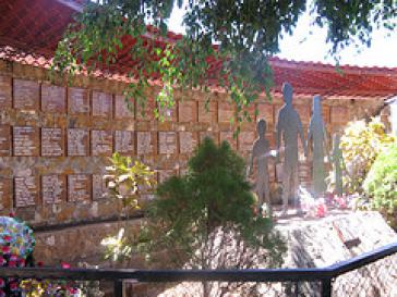 Gedenktafel für das Massaker auf dem Friedhof von El Mazote